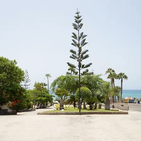 Lovely With Sea View شقة *